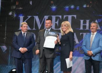 Бурни аплодисменти за носителите на “Кмет на годината за мандат 2015-2019”