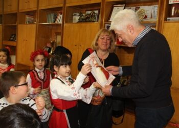 Мартеници за кмета на Дупница и земестници