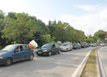Над 100 протестираха с автопоход и шествие в защита на Скаптопара