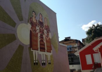 “Три девойки” красят центъра на Кюстендил