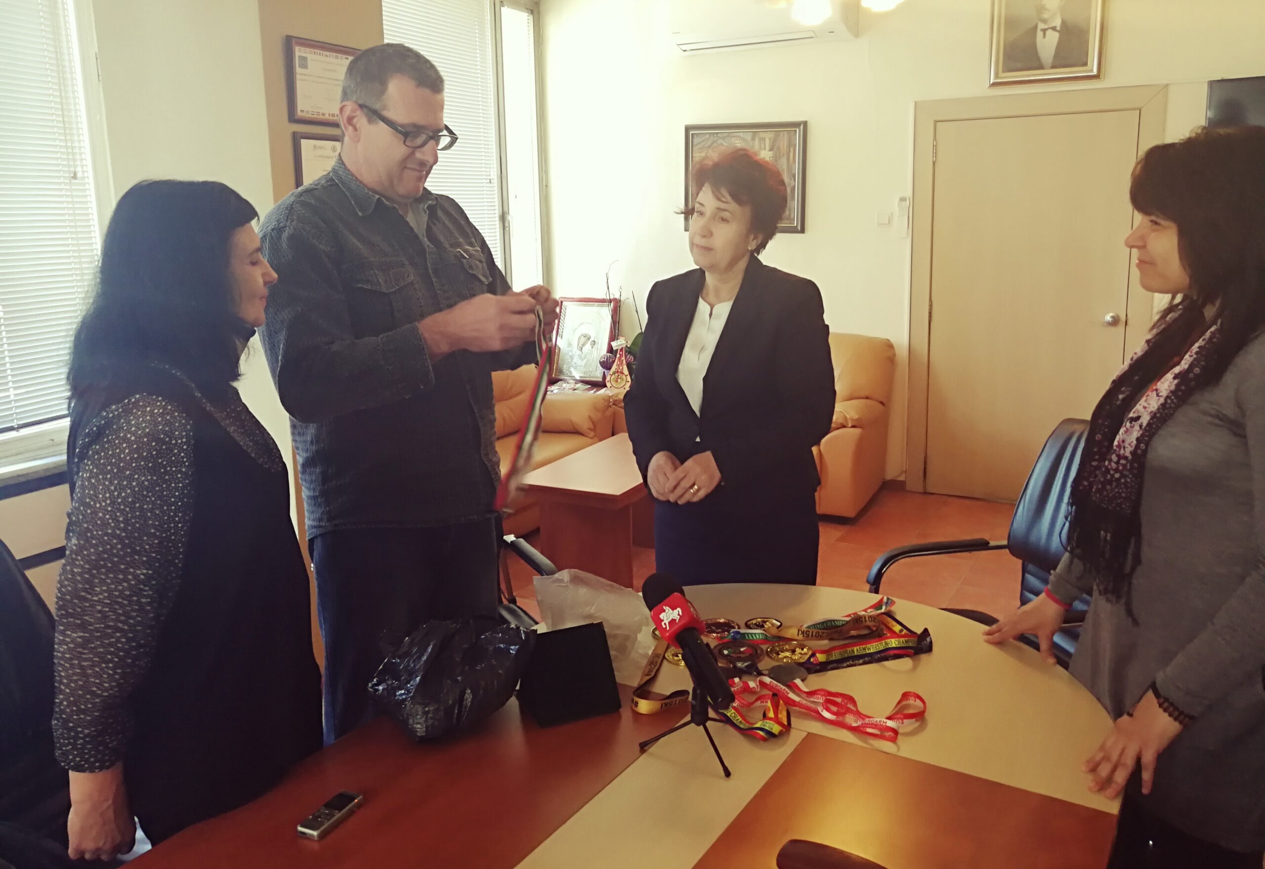 Кметът на Перник връчи плакет на Спортен клуб за интеграция „Кракра“ 9 Кметът на Перник връчи плакет на Спортен клуб за интеграция „Кракра“
