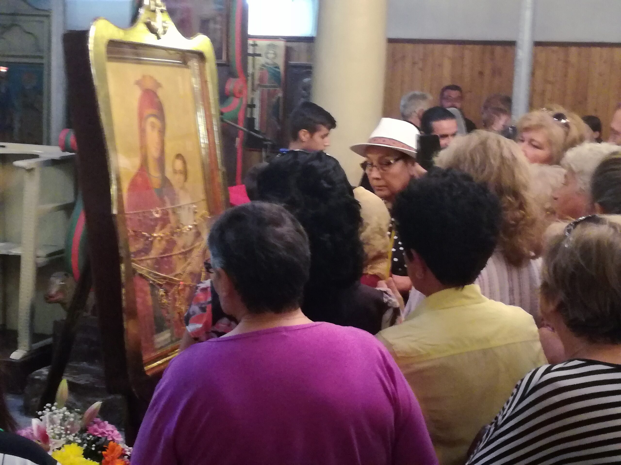 Носят чудотворна икона на Богородица във Видин