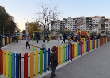 Квартал дочака първата си детска площадка