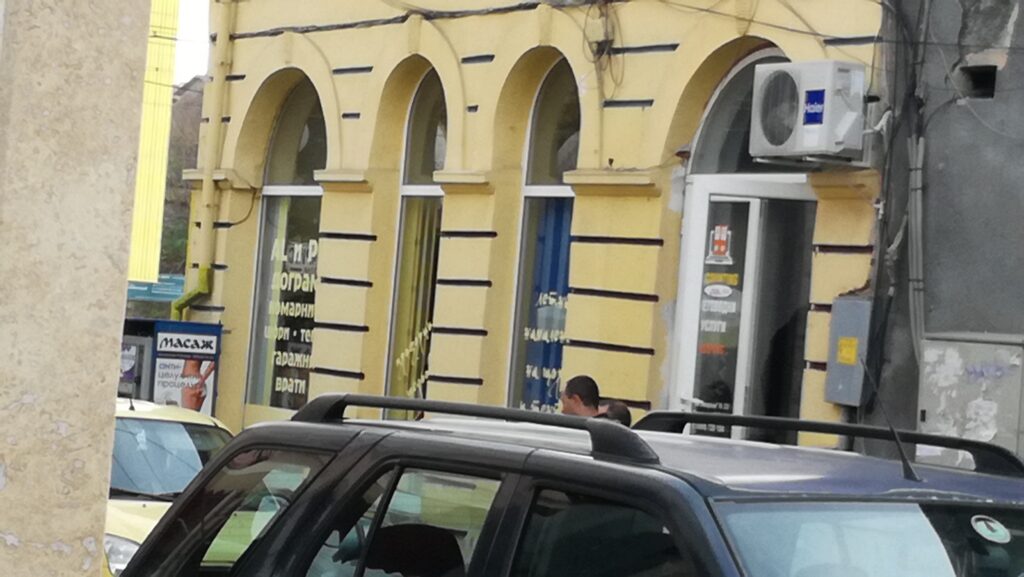 Полиция в счетоводна къща в центъра на Кюстендил и дом в с.Драговищица 1 IMG 20181029 114330