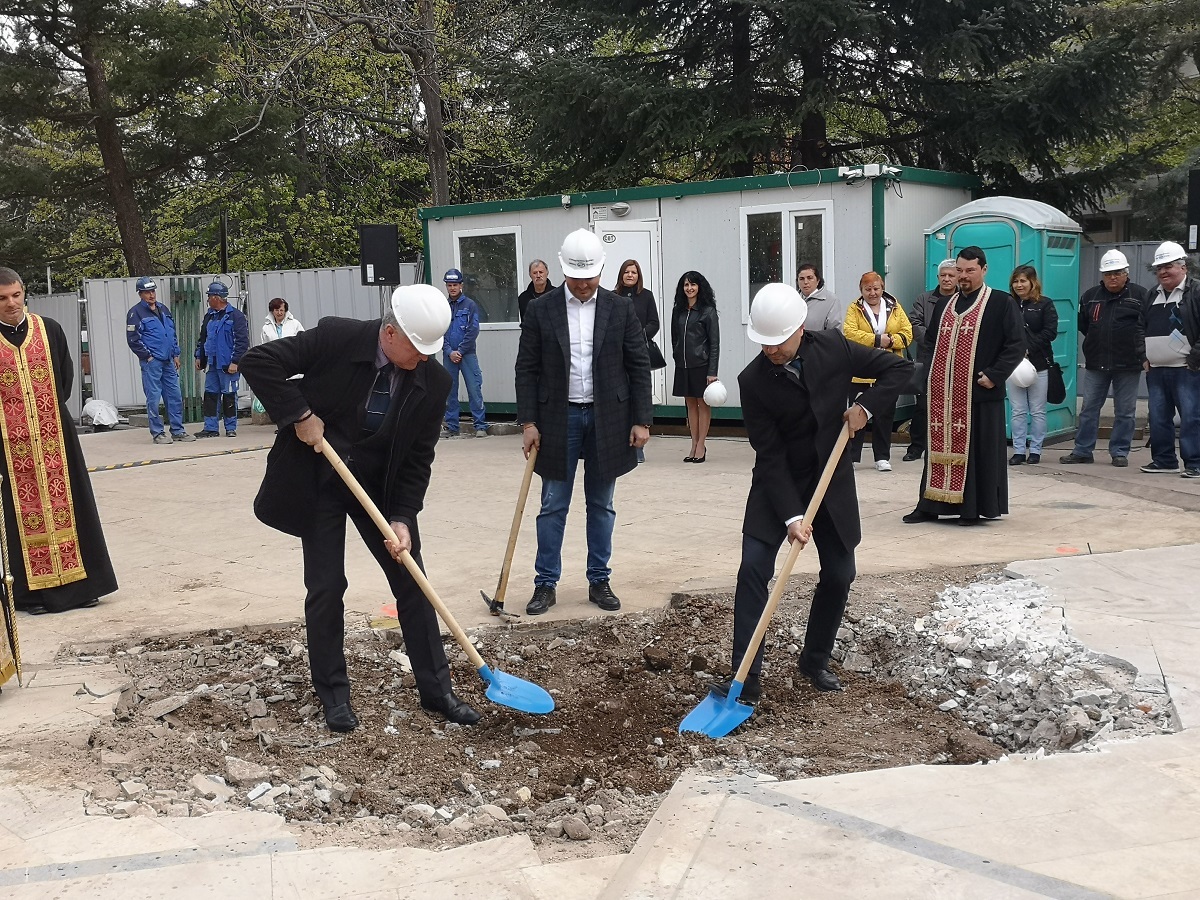 Направиха първа копка на новата Сувенирна палата във Враца 8 Направиха първа копка на новата Сувенирна палата във Враца