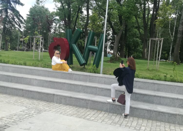 Ябълка с "КН" краси парк в Кюстендил 1 IMG 20190522 133252
