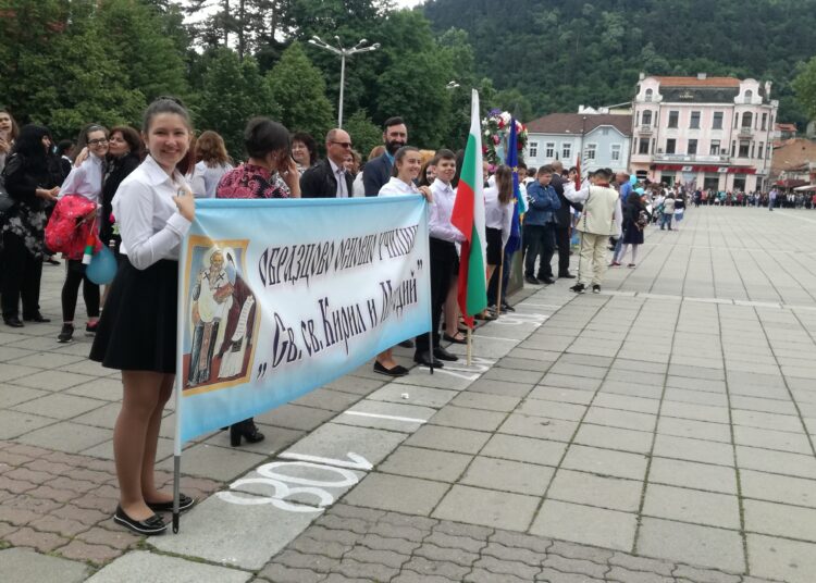 Кюстендил празнува с шествие на училищата 1 IMG 20190524 114446 1