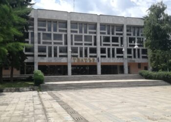 Връщат блясъка на най-големия театър в Югозапада