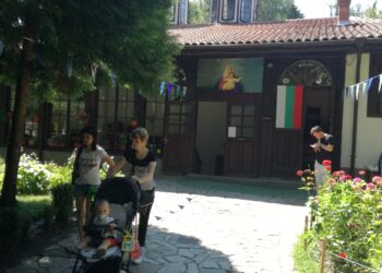 Украсиха Предбогородично пред централния храм на Кюстендил