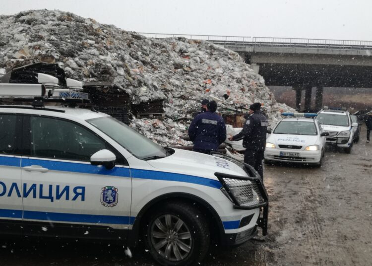 Полицаи ще вардят боклуците под "Струма" 1 IMG 20200205 145305 1