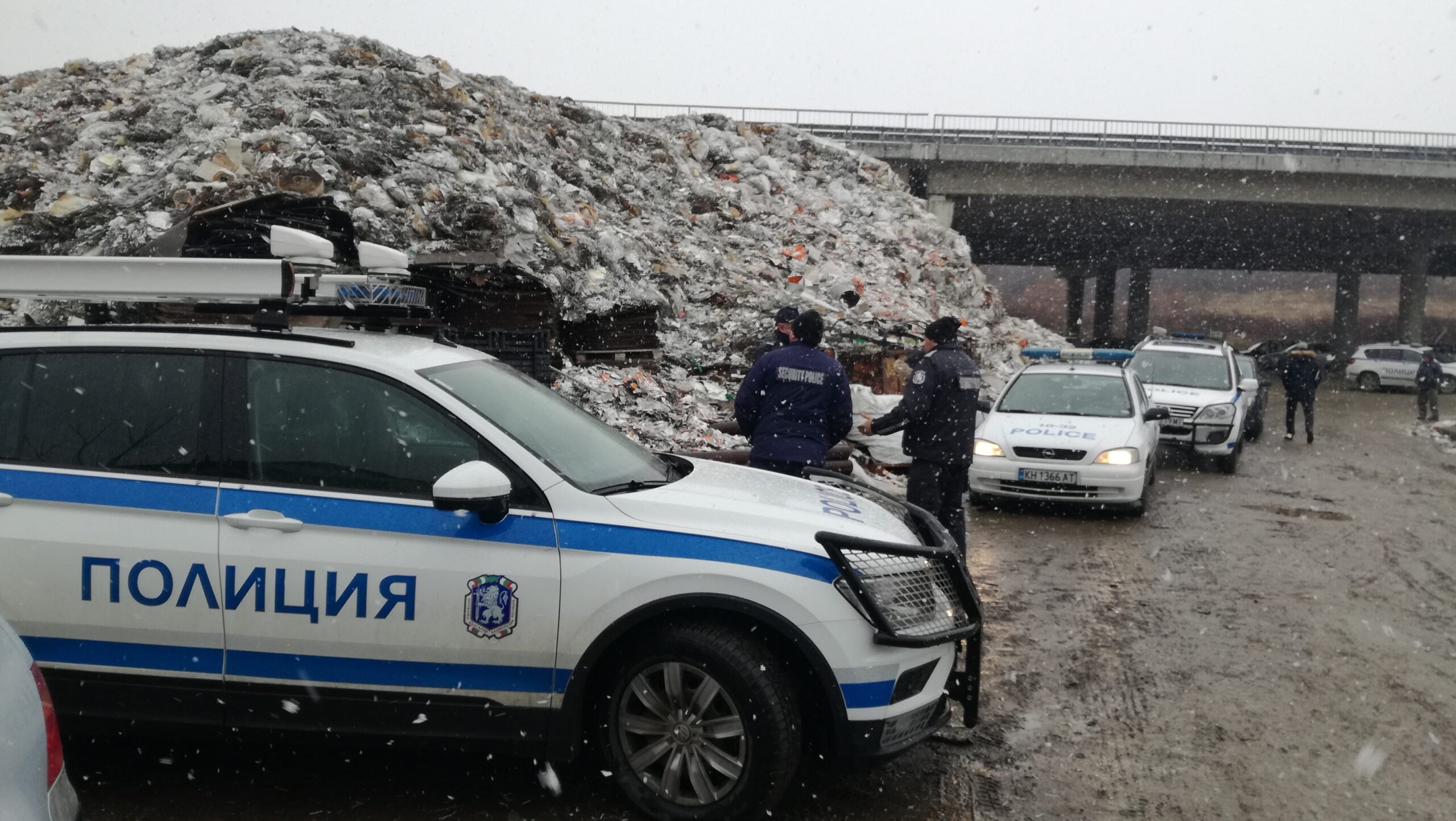 Полицаи ще вардят боклуците под “Струма”
