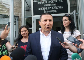 Пари и незаконен пистолет открити в кабинета на шефа на КАТ