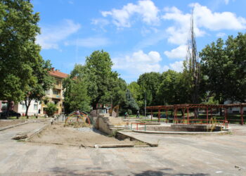Водни стени и арка в Бяла Слатина