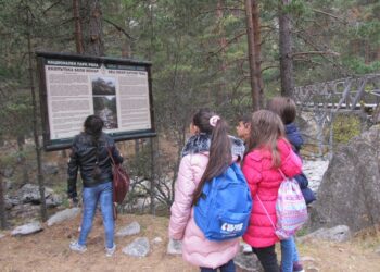 Ученици от Благоевград с поход по екопътека “Бели Искър”