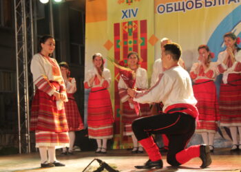 Предложение за брак развълнува младежкия фолклорен събор в Каварна