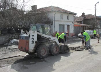 Започна ударно запълване на дупките в Перник