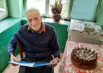 Военен ветеран стана на век с мед и кисело мляко