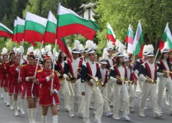 Гвардейци и духов оркестър в шествие на 24 май в Смолян