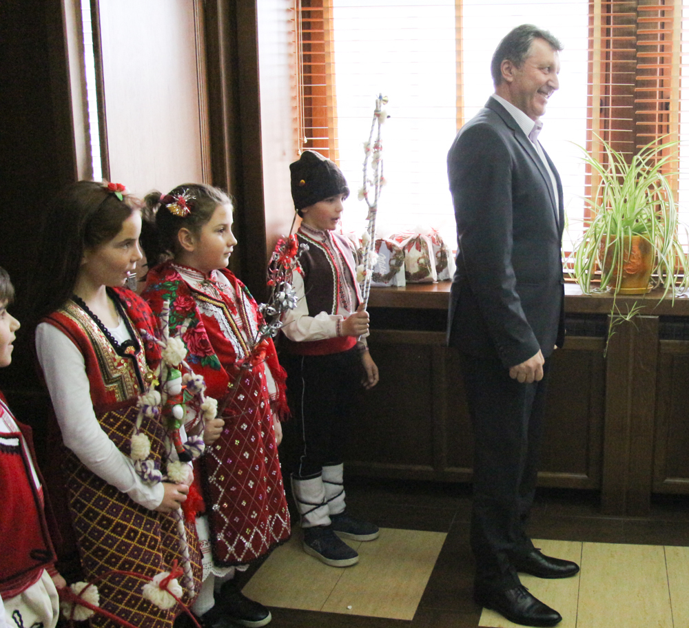 Първокласници сурвакаха кмета на община Банско