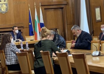 Тестват медици и полицаи за COVID-19 в Бургас