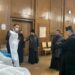 Свещениците със защитни шлемове за Цветница