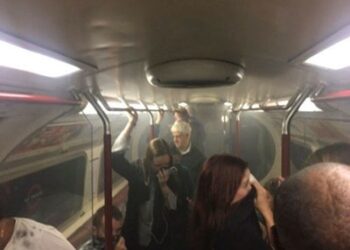 Пламна влак от лондонското метро