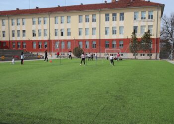 Министър и кмет с проверка на ремонт на игрища
