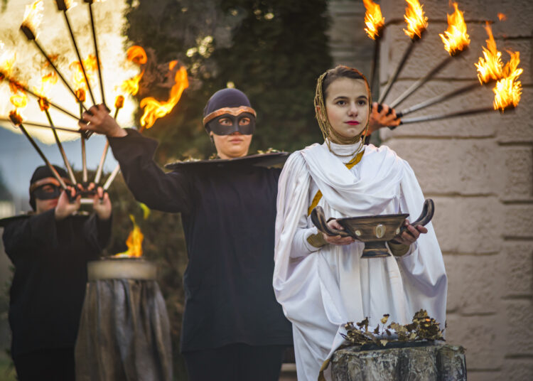 Огнено шоу и стари обичаи на Дионисиевите празници 1 Kaleto Mezdra Dionisievi praznitsi 2021 01