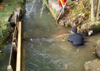 Водолази прочистиха градски канал
