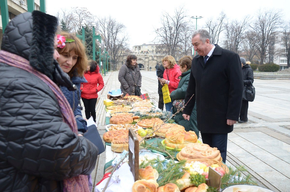 Месиха хляб на площада във Видин