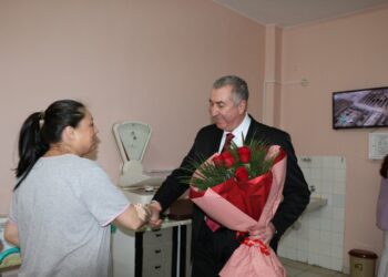 Кмет зарадва първата родилка с червени рози