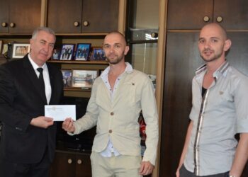 Кмет раздели заплатата си с автомобилисти