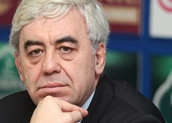 Нападнаха председателя на Хелзинкския комитет на метри от парламента