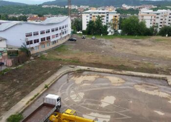 Превръщат ледена пързалка във футболно игрище