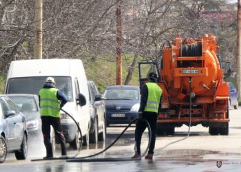 Предпролетно мият улиците навсякъде във Велико Търново