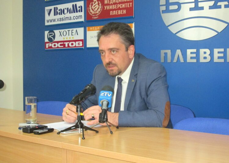Махат хартията от заседанията на комисиите в Общинския съвет на Плевен 1 M Mitev 2