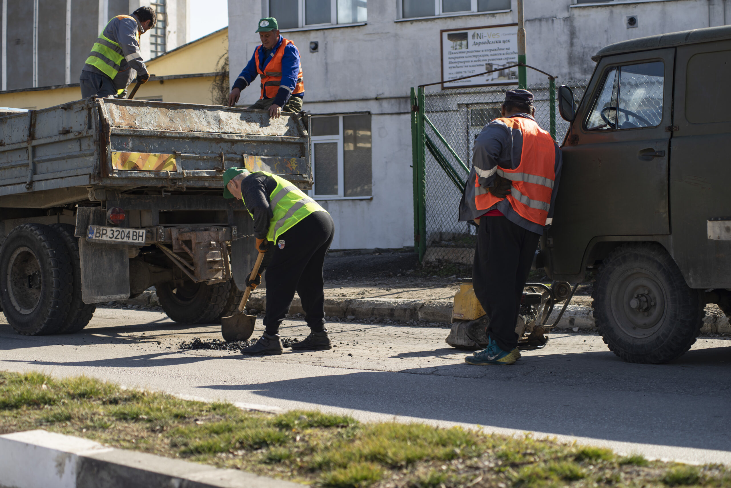 Аварийно “кърпят” кошмарни улици в Мездра