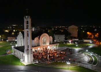 Миряни от Монтана посрещнаха Великден в новия храм
