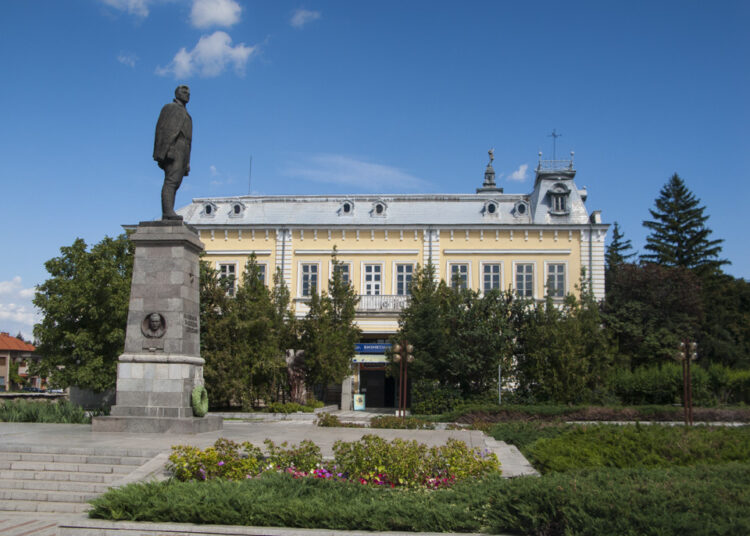 Възстановяват паметник в Силистра, спомен за първата стачка на шивачите у нас 1 OIC Silistra 01