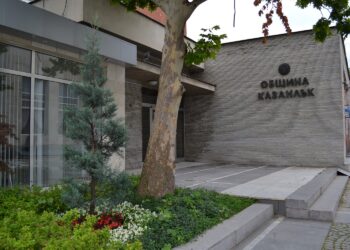 12 ученици управляват Казанлък за ден