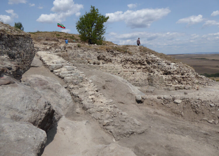 Откриха каменно стълбище на Русокастро 1 P1020468