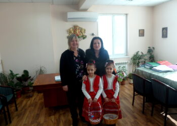 Кмет и деца посрещнаха заедно Баба Марта