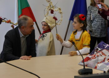 Малчугани сурвакаха в Областна управа в Шумен