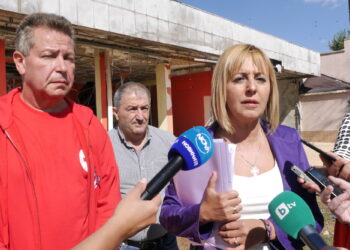 Манолова настоява за комисия, която да провери парите за ремонти в Хитрино