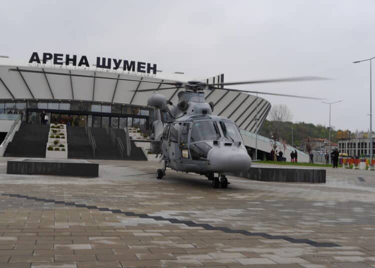 Вертолет кацна пред „Арена Шумен“ 1 P2400516