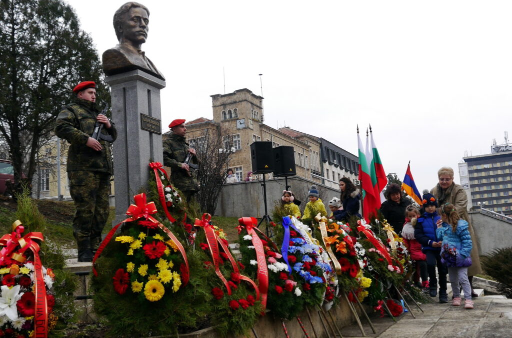 Отрупаха с цветя паметника на Левски в Шумен 2 P2570125