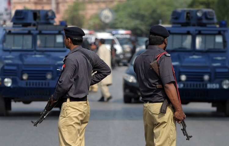 Терористичен акт уби над 60 души в Пакистан 1 Pakistani police abuse Afghans 1