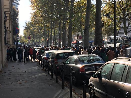 Нашенци в Лондон и Париж по 3 часа на опашка за вота 1 Paris