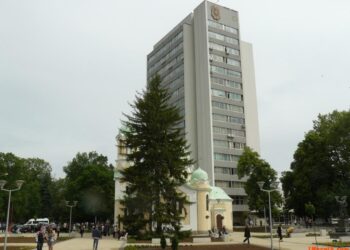 Общинските служители в Перник без обедна почивка