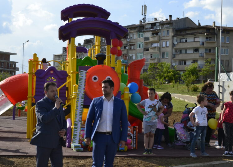 Кмет и евродепутат откриха нова детска площадка 1 Picture16 029